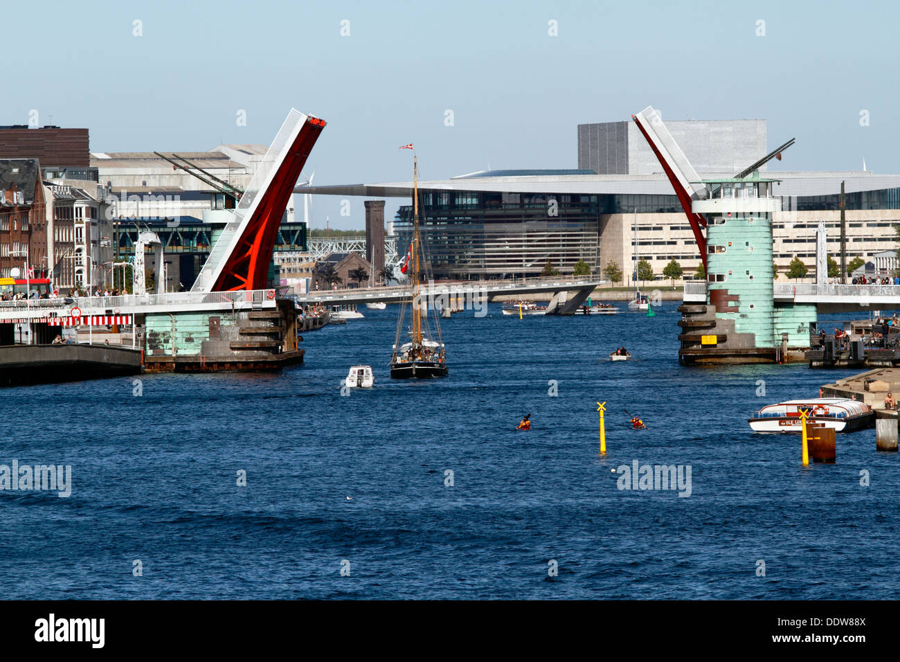 Die Galeassen Anne Marie durchläuft die offene Knippelsbro Brücke im Hafen von Kopenhagen. Das Royal Opera House im Hintergrund. Kopenhagen, Dänemark. Stockfoto