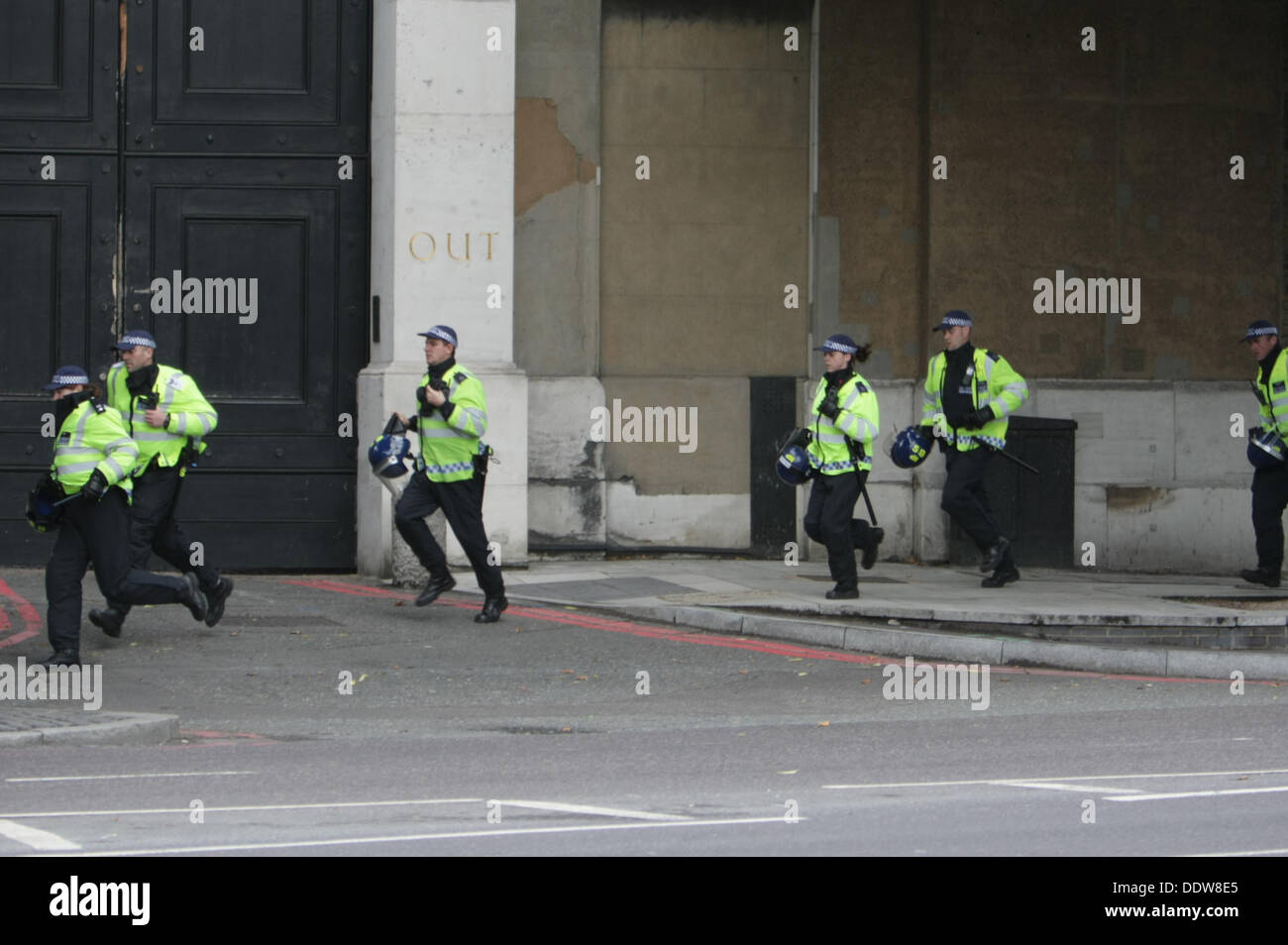 London, UK. 07. Sep, 2013. März und Kundgebung in East London halten Polizei Verstärkungen Ansturm auf anti-faschistischen Demonstranten versucht, Polizeilinien am weit rechten EDL (English Defence League) zu brechen. London, UK, 7. September 2013 Credit: Martyn Wheatley/Alamy Live News Stockfoto