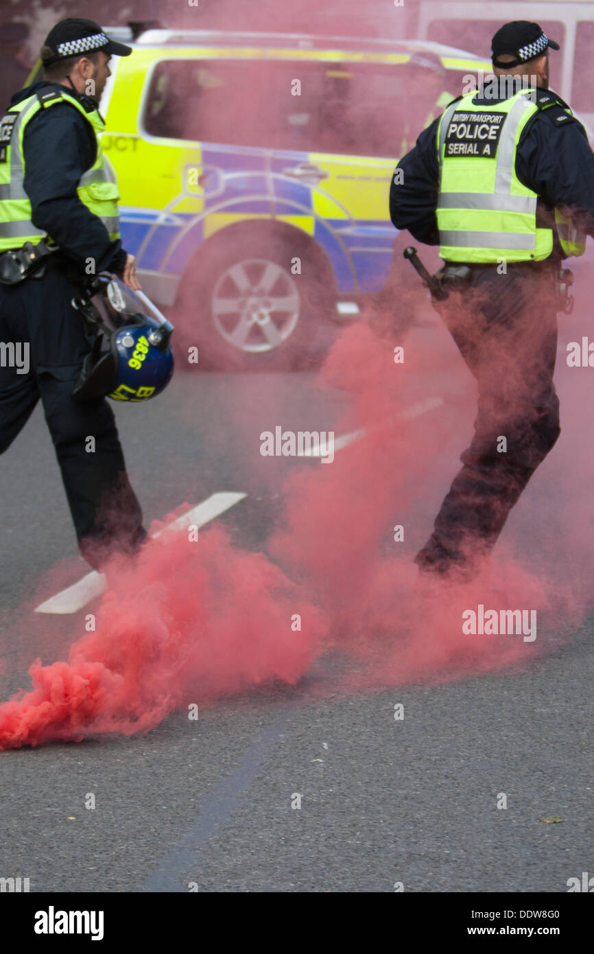 London, UK. 07. Sep, 2013. Anti-faschistische Demonstranten werfen Sie Rauchbombe versucht, Polizei Linien am weit rechten EDL (English Defence League) März halten und Rallye in East London zu brechen. London, UK, 7. September 2013 Credit: Martyn Wheatley/Alamy Live News Stockfoto