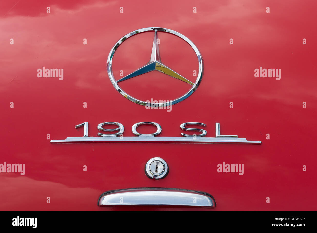 Das Emblem auf dem Kofferraumdeckel Mercedes-Benz 190SL Stockfoto