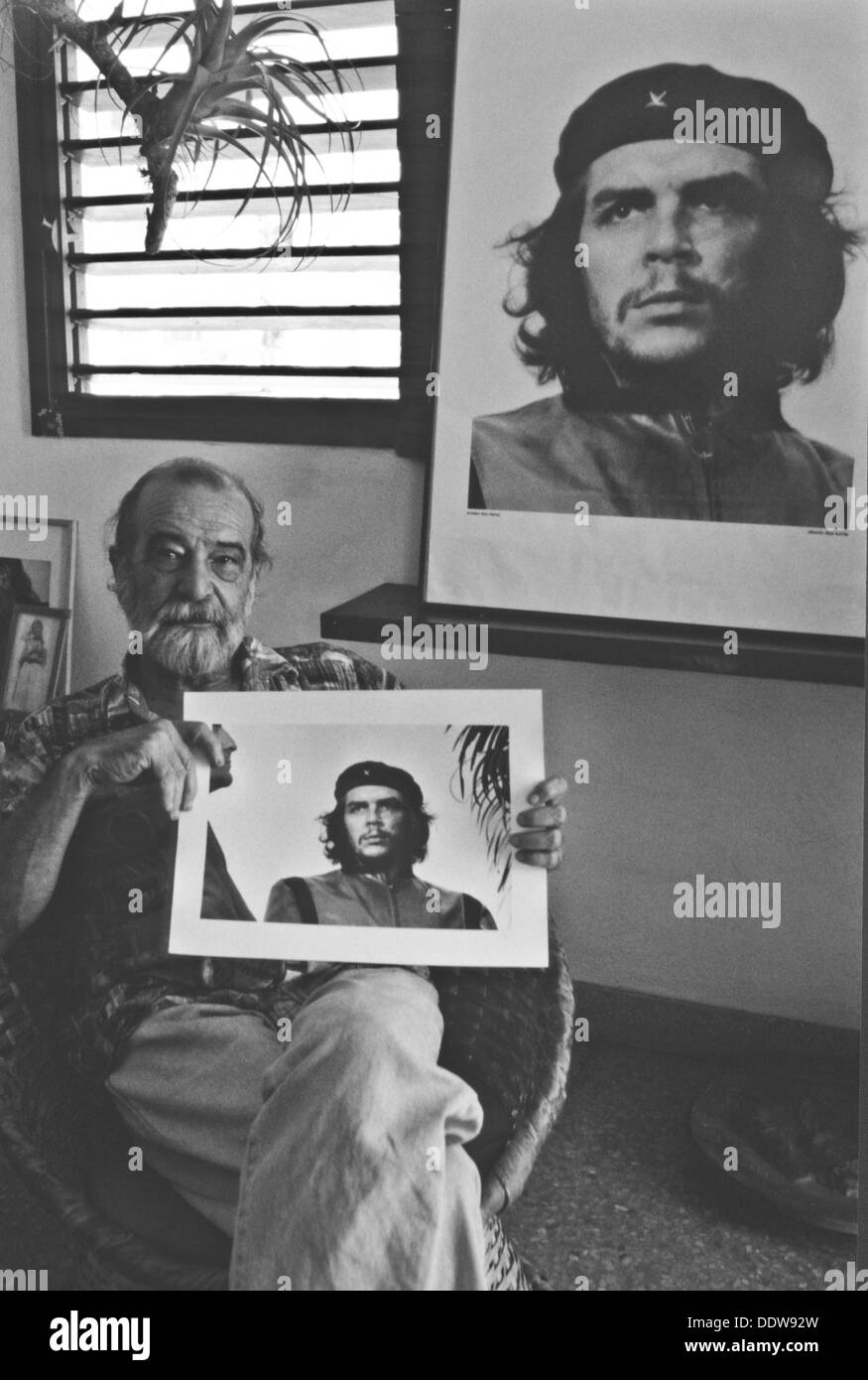 SPÄTEN FOTOGRAF ALBERTO KORDA MIT EINE ORIGINALGRAPHIK DER WELT BERÜHMTEN BILD VON CHE GUEVARA NAHM ER IM JAHRE 1962. Havanna, Kuba Stockfoto