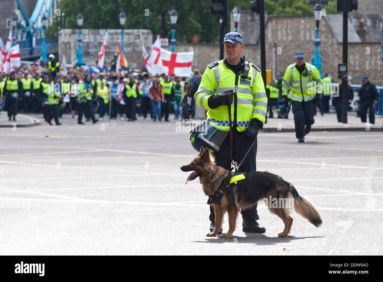 London, UK. 7. September 2013. ein Polizist mit einem Hund steht vor Hunderten von EDL-Anhänger, die den Protest gegen was sie, wie der Einfluss des Islam in Tower Hamlets Bereich sehen zu besuchen. Bildnachweis: Piero Cruciatti/Alamy Live-Nachrichten Stockfoto