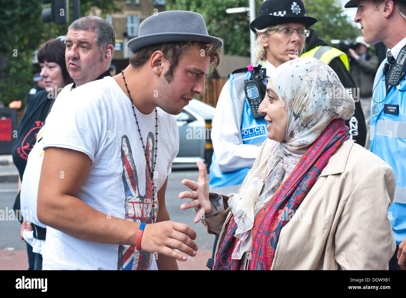 London, UK. 7. September 2013. ein EDL-Anhänger spricht mit einer muslimischen Frau vor den Protest gegen was die EDL, wie der Einfluss des Islam im Bereich Tower Hamlets sieht. Bildnachweis: Piero Cruciatti/Alamy Live-Nachrichten Stockfoto