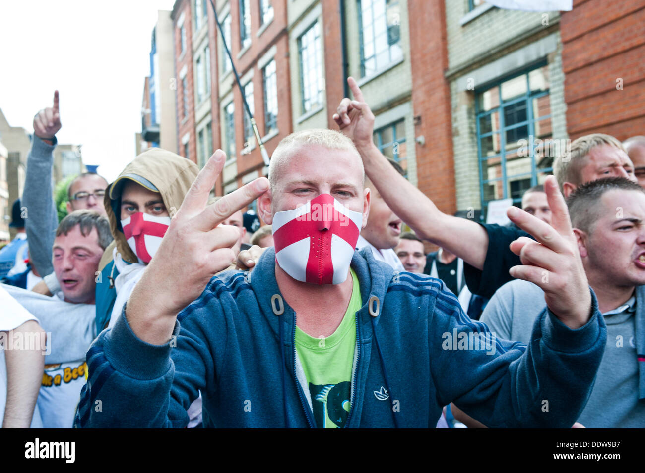 London, UK. 7. September 2013. ein EDL-Anhänger nimmt den Protest gegen was die EDL, wie der Einfluss des Islam im Bereich Tower Hamlets sieht. Bildnachweis: Piero Cruciatti/Alamy Live-Nachrichten Stockfoto