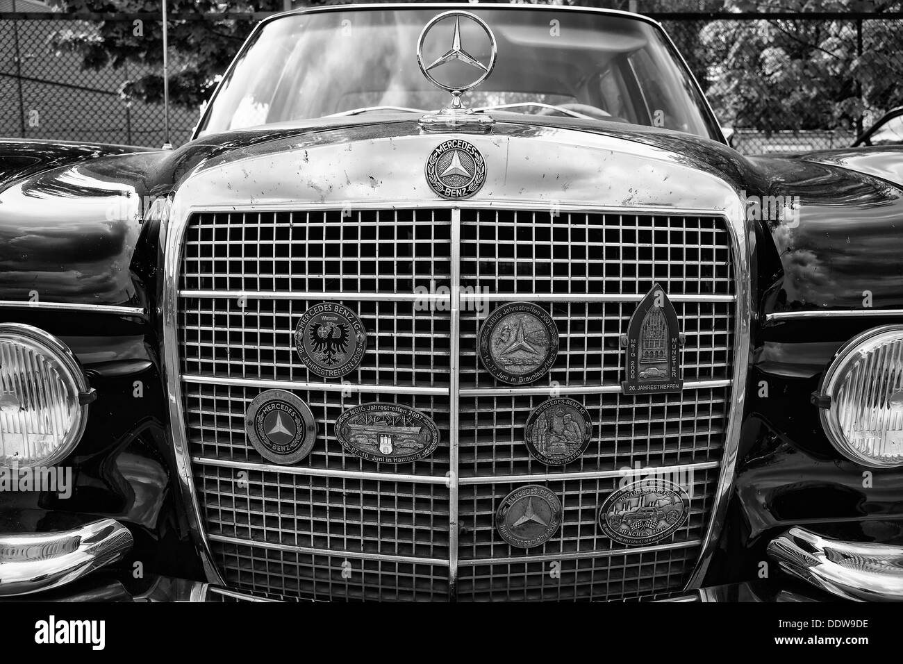 Der Kuhlergrill Und Die Abzeichen Club Auto Mercedes Benz W112 300se Schwarz Weiss Stockfotografie Alamy