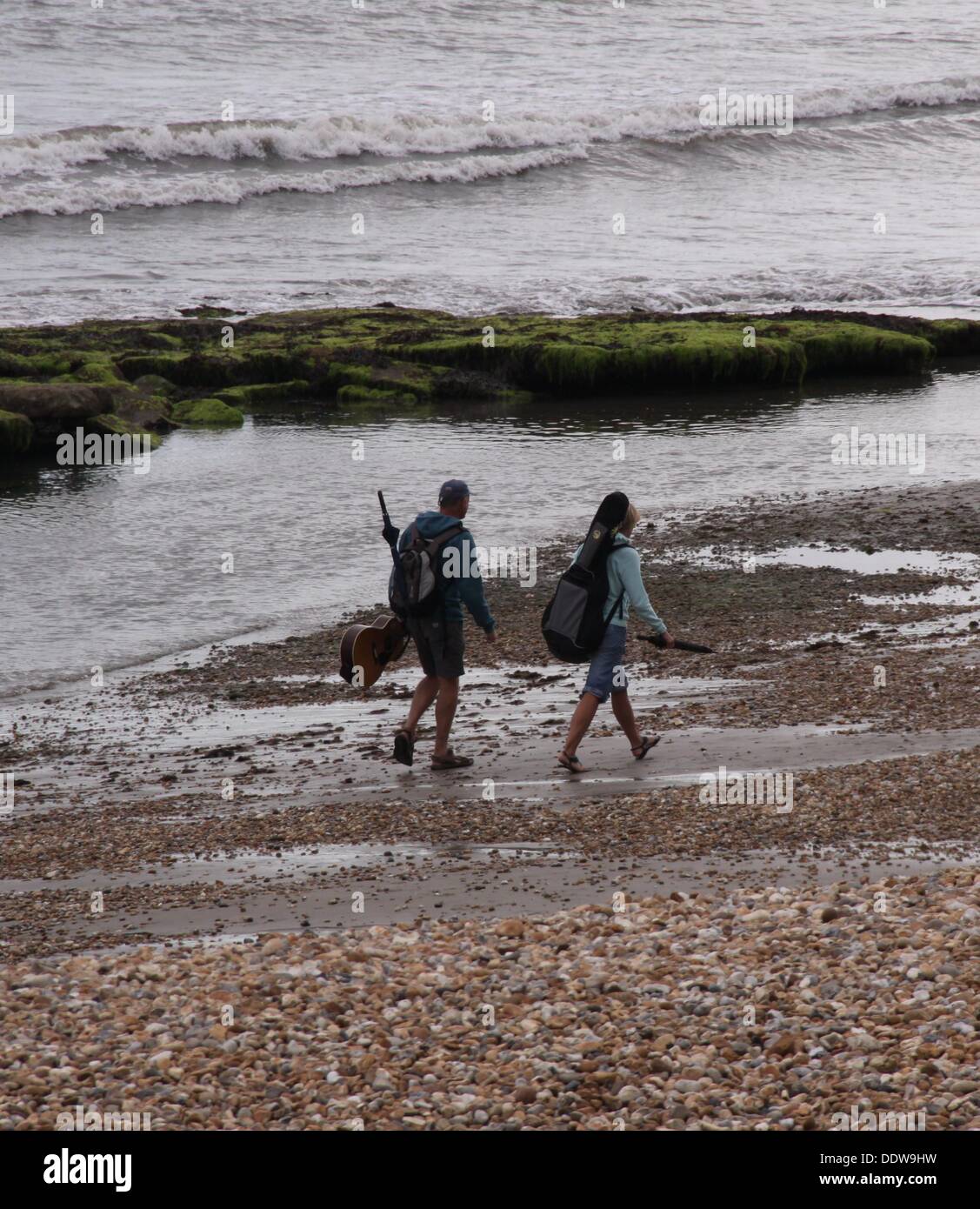 Gitarren am Strand, Lyme Regis. 2267 Gitarristen spielen Buddy Holly "Rave On" unisono Stockfoto