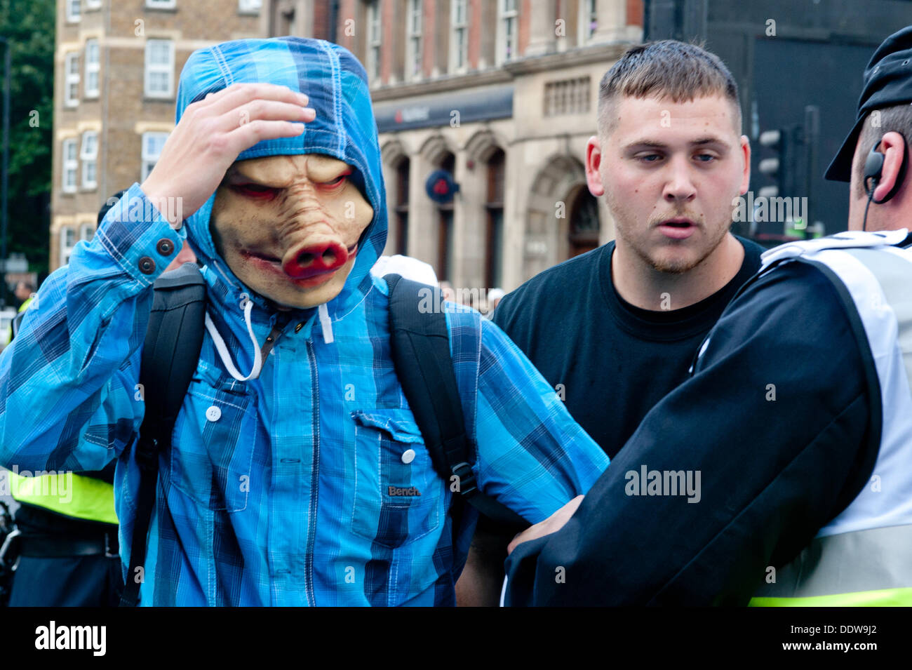London, UK. 7. September 2013. ein EDL-Anhänger trägt ein Schwein-Maske während des Protestes gegen was die EDL, wie der Einfluss des Islam im Bereich Tower Hamlets sieht. Bildnachweis: Piero Cruciatti/Alamy Live-Nachrichten Stockfoto