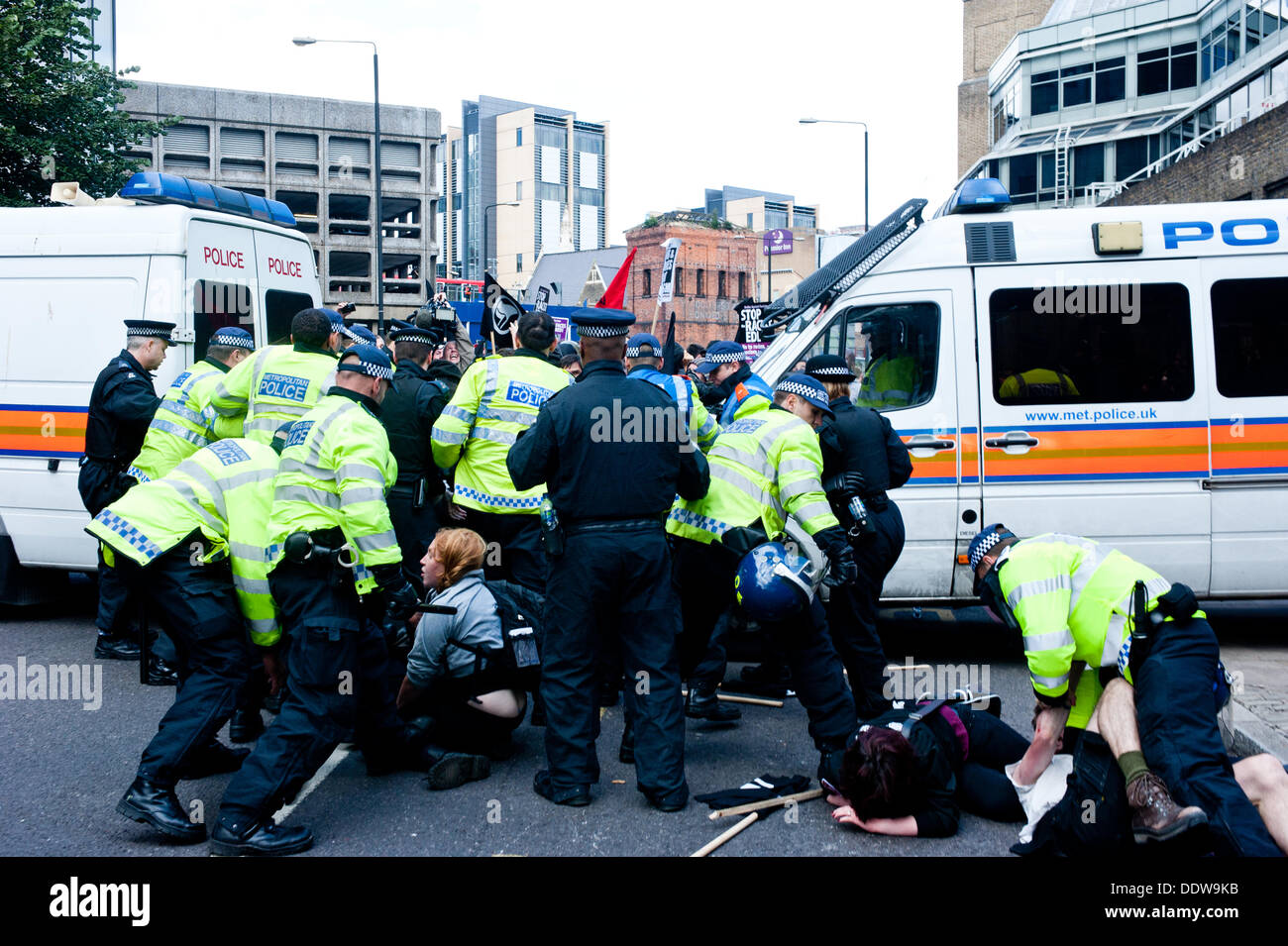 London, UK. 7. September 2013. Anti-EDL Demonstranten versuchen, die Polizeiabsperrung zu brechen. Bildnachweis: Piero Cruciatti/Alamy Live-Nachrichten Stockfoto