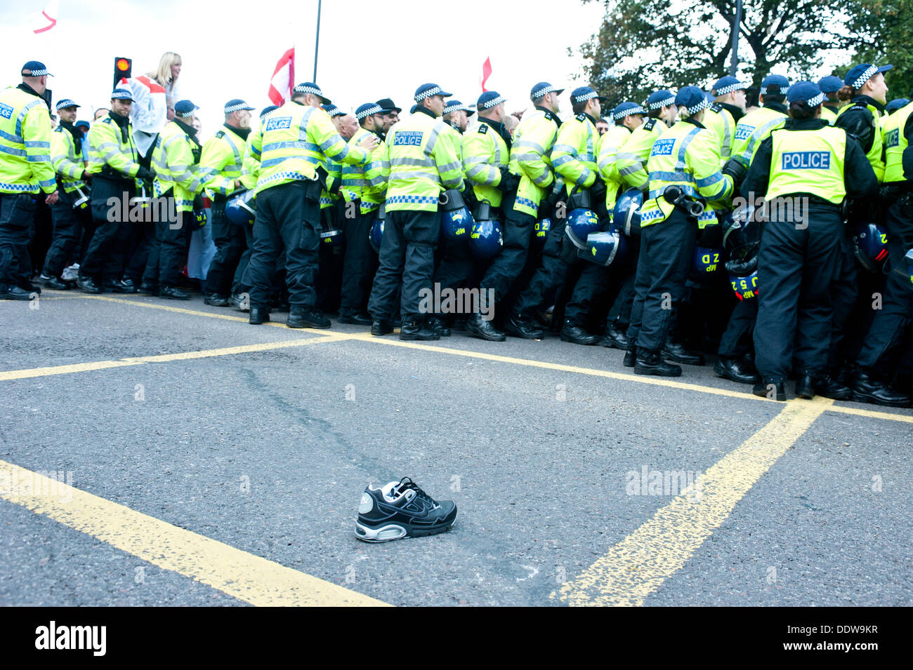 London, UK. 7. September 2013. ein verlorene Schuh liegt auf der Straße, als Polizisten Hunderte von EDL-Anhänger während des Protestes zurückzudrängen gegen was sie, wie der Einfluss des Islam im Bereich Tower Hamlets sehen. Bildnachweis: Piero Cruciatti/Alamy Live-Nachrichten Stockfoto