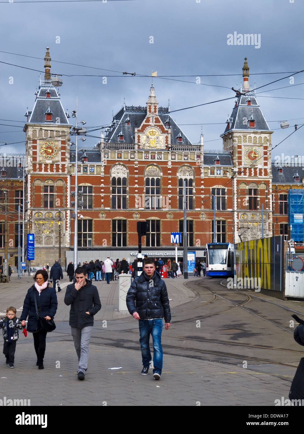 Amsterdam Centraal Bahnhof. Von Pierre Cuypers und A. L. van Gendt entworfen. Es öffnete im Jahre 1889. Stockfoto