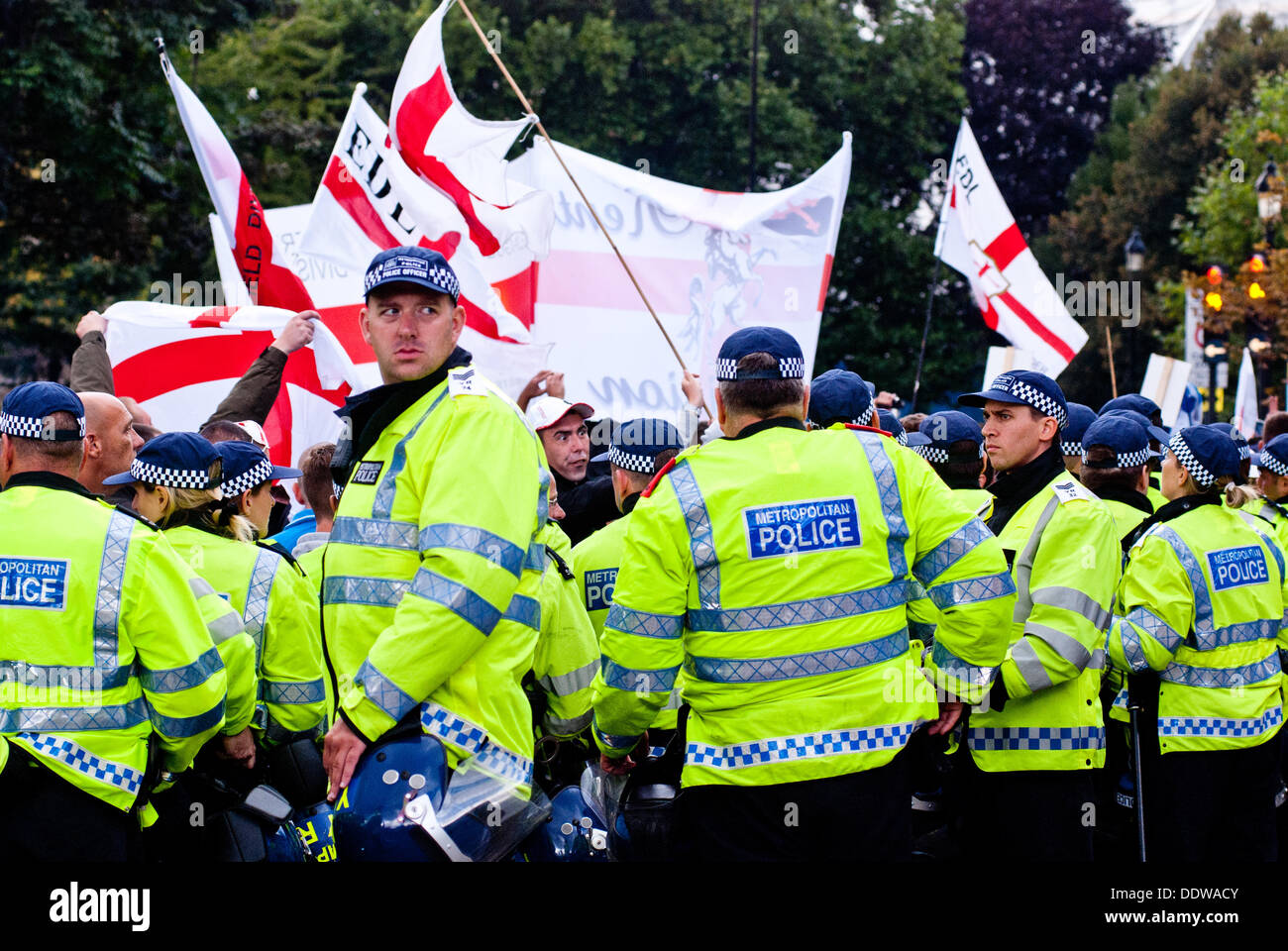 London, UK. 7. September 2013. ein Polizist sieht zurück, als Hunderte von EDL-Anhänger den Protest besuchen gegen was sie, wie der Einfluss des Islam im Bereich Tower Hamlets sehen. Bildnachweis: Piero Cruciatti/Alamy Live-Nachrichten Stockfoto