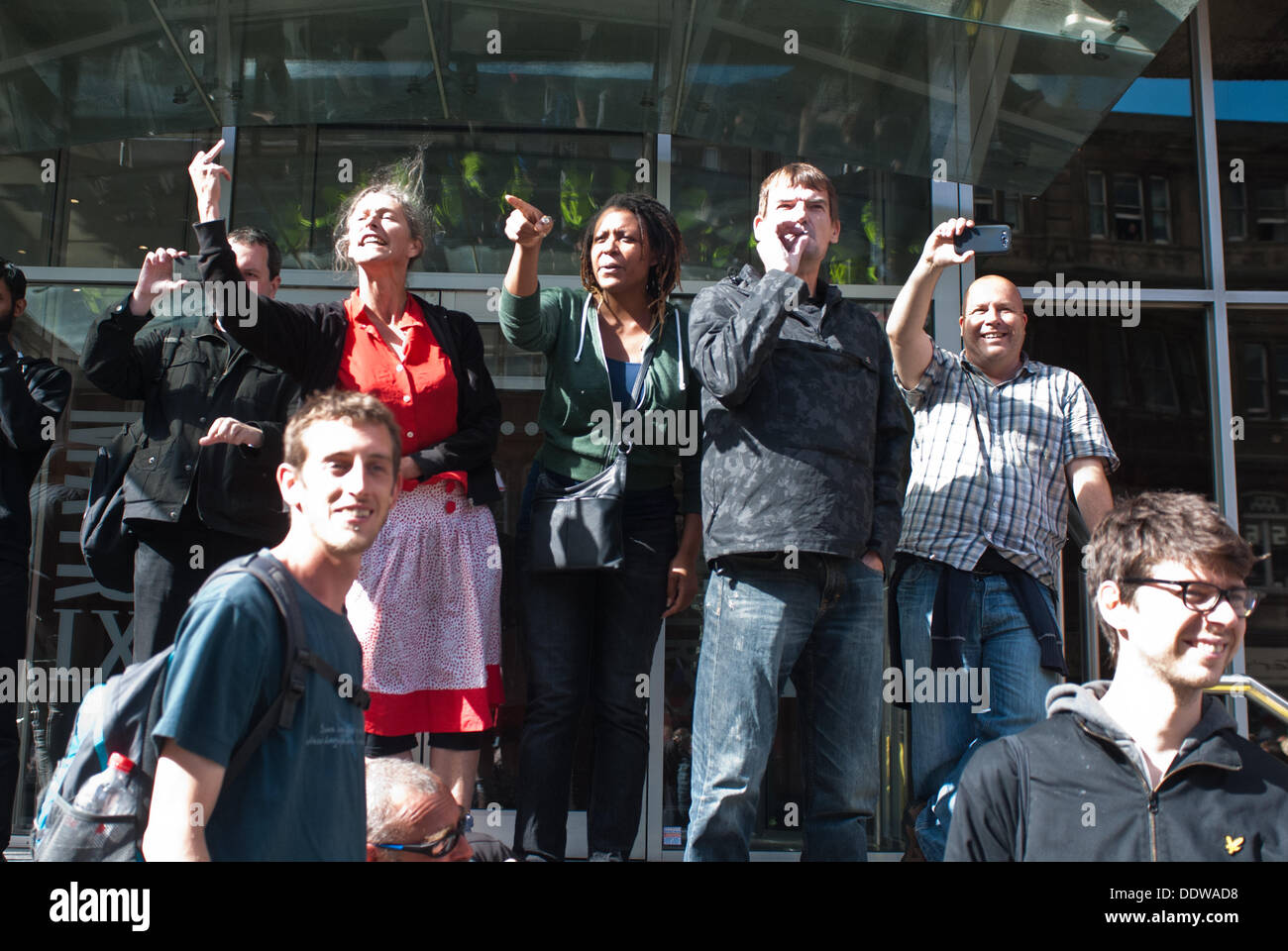 London, UK. 7. September 2013. eine Gruppe von Anti-EDL Demonstranten befasst sich mit die Masse der EDL Anhänger während des Marsches gegen was sie, wie der Einfluss des Islam im Bereich Tower Hamlets sehen. Bildnachweis: Piero Cruciatti/Alamy Live-Nachrichten Stockfoto