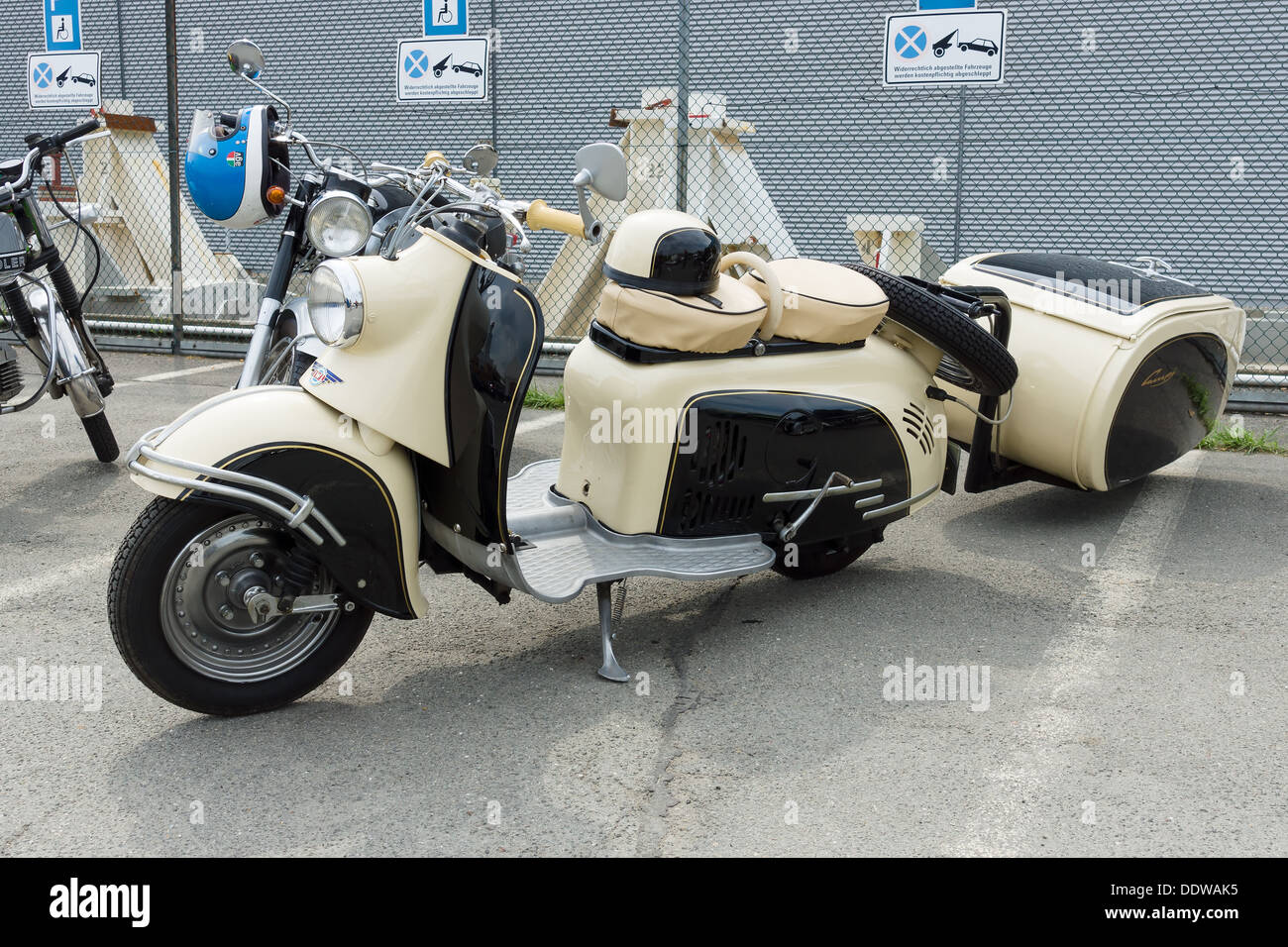 Motor Roller SR 59 Berlin mit IWL-Stoye Campi Anhänger Stockfoto