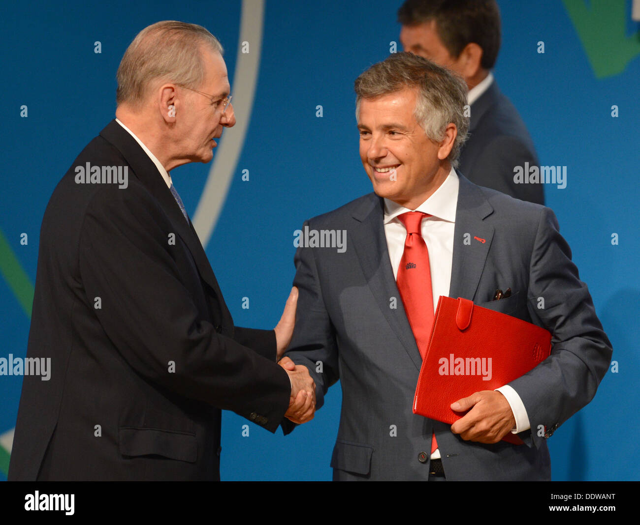 Buenos Aires, Argentinien. 07. Sep, 2013. IOC-Präsident Jacques Rogge (L) und Mitglied des Vorstands der IOC Juan Antonio Samaranch Jr. Handschlag nach Madrid 2020-Präsentation auf der 125. IOC-Session im Hilton Hotel in Buenos Aires, Argentinien, 7. September 2013. Das Internationale Olympische Komitee (IOC) wählt die Gastgeberstadt für den Olympischen Spielen 2020 unter den drei Kandidaten-Städte von Istanbul, Tokio und Madrid. Foto: Arne Dedert/Dpa/Alamy Live-Nachrichten Stockfoto