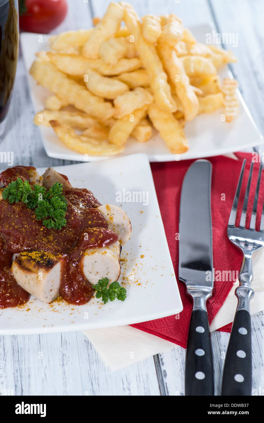 Portion frisch gemacht Currywurst mit Pommes frites Stockfoto