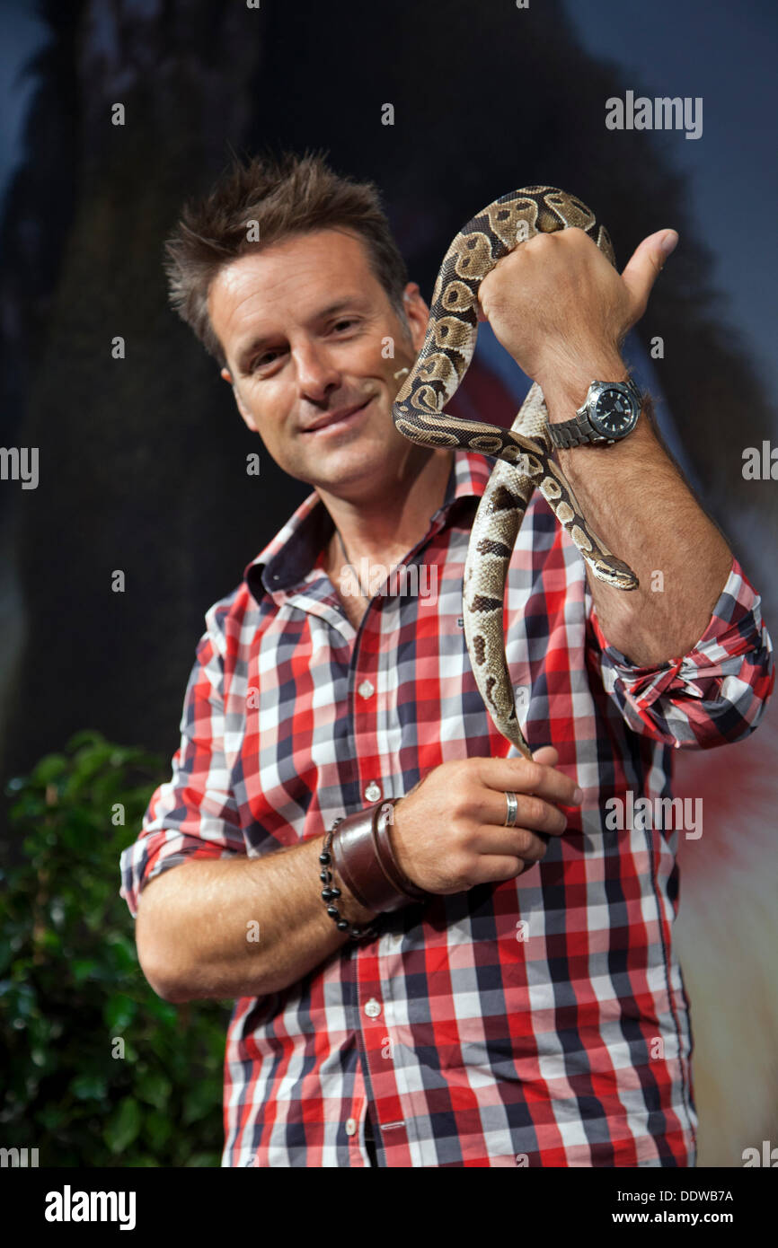 Manchester, Großbritannien, 7. September, 2013. Nick Baker's seltsame Kreaturen mit einem Ball Python regius, Haustier Schlange auch als Royal python bekannt, eine nonvenomous python Arten am Manchester Pet Show, Manchester, Großbritannien, wo EventCity erste Pet des North West Show gehostet werden. Der erste zweitägige Veranstaltung inklusive Feder & Waagen, Pet zeigt, Tier pädagogische, Einzelhandel und ein beeindruckendes Theater mit einer Actionreichen Zeitplan mit Stars der TV-Animal Planet. Stockfoto