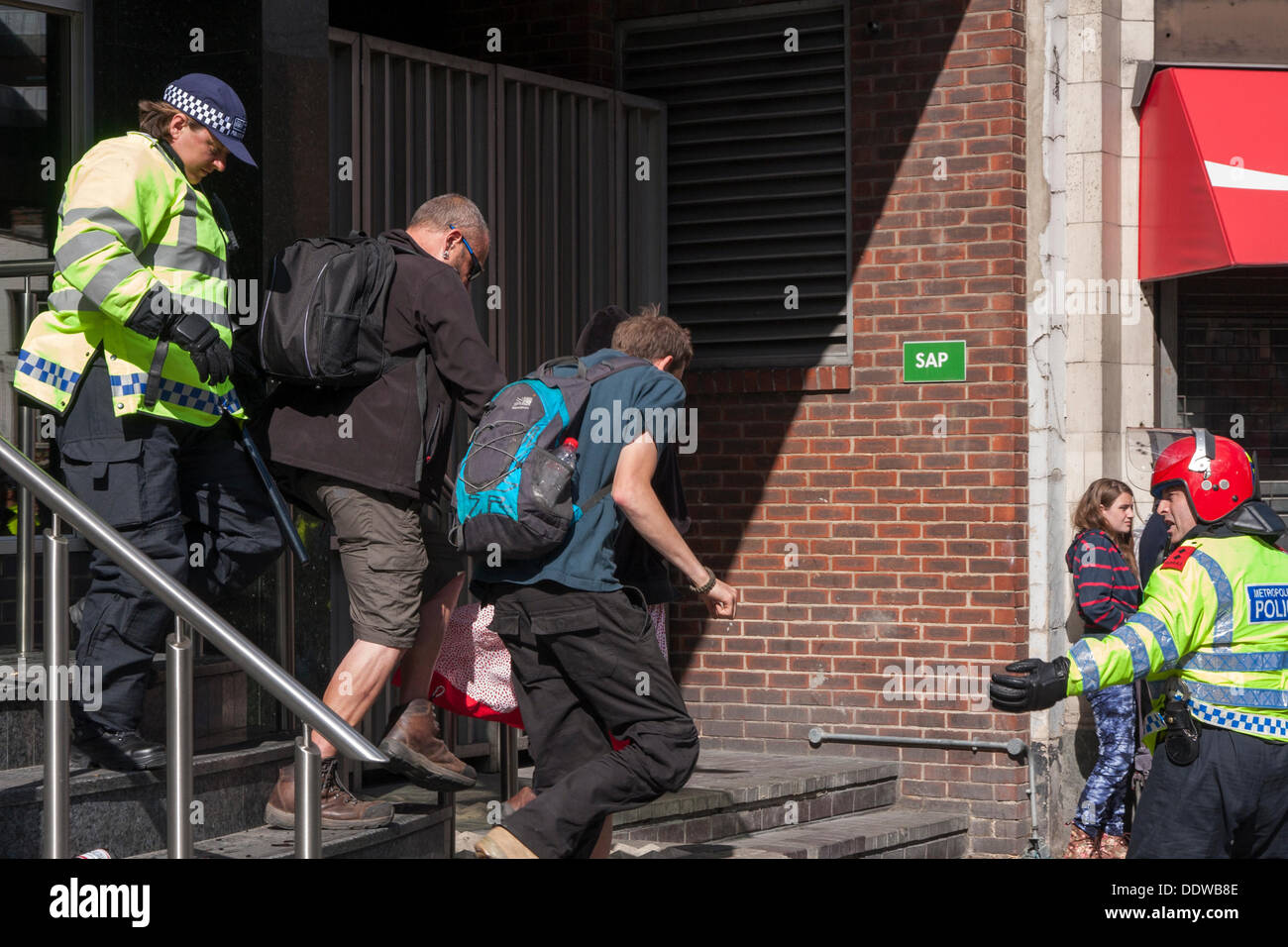 London, UK. 07. Sep, 2013. Polizei führen nach Flaschen und Münzen Sie nach einer Kundgebung vor Aldgate East Bahnhof geschleudert wurden nach mehrere hundert Anhänger der English Defence League über die Tower Bridge, eine kurze Rallye am Rande des Borough of Tower Hamlets marschierten Antifaschisten in Sicherheit. Bildnachweis: Paul Davey/Alamy Live-Nachrichten Stockfoto