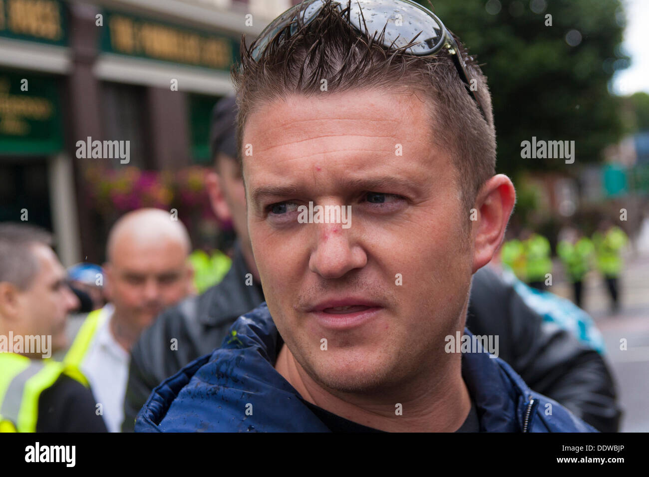 London, UK. 07. Sep, 2013. Stephen "Tommy Robinson" Yaxley Lennon, als mehrere hundert Anhänger der English Defence League über die Tower Bridge, eine kurze marschierte Rallye EDL Führer Gespräche mit der Presse außerhalb Aldgate Station am Rande des Borough of Tower Hamlets. Bildnachweis: Paul Davey/Alamy Live-Nachrichten Stockfoto