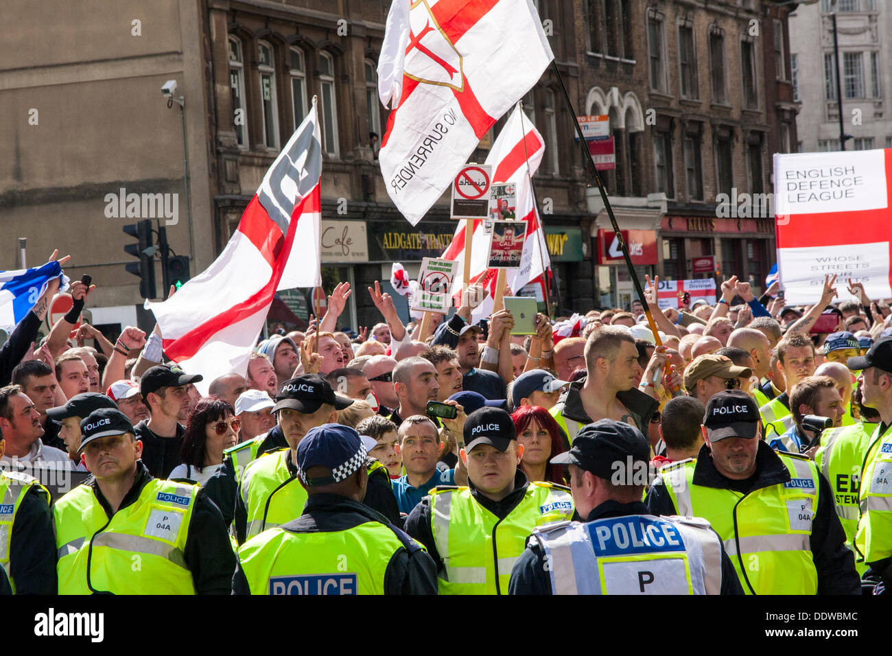 London, UK. 07. Sep, 2013. Mehrere hundert Anhänger der English Defence League kommen bei einer kurzen Kundgebung außerhalb Aldgate Station am Rande des Borough of Tower Hamlets. Bildnachweis: Paul Davey/Alamy Live-Nachrichten Stockfoto