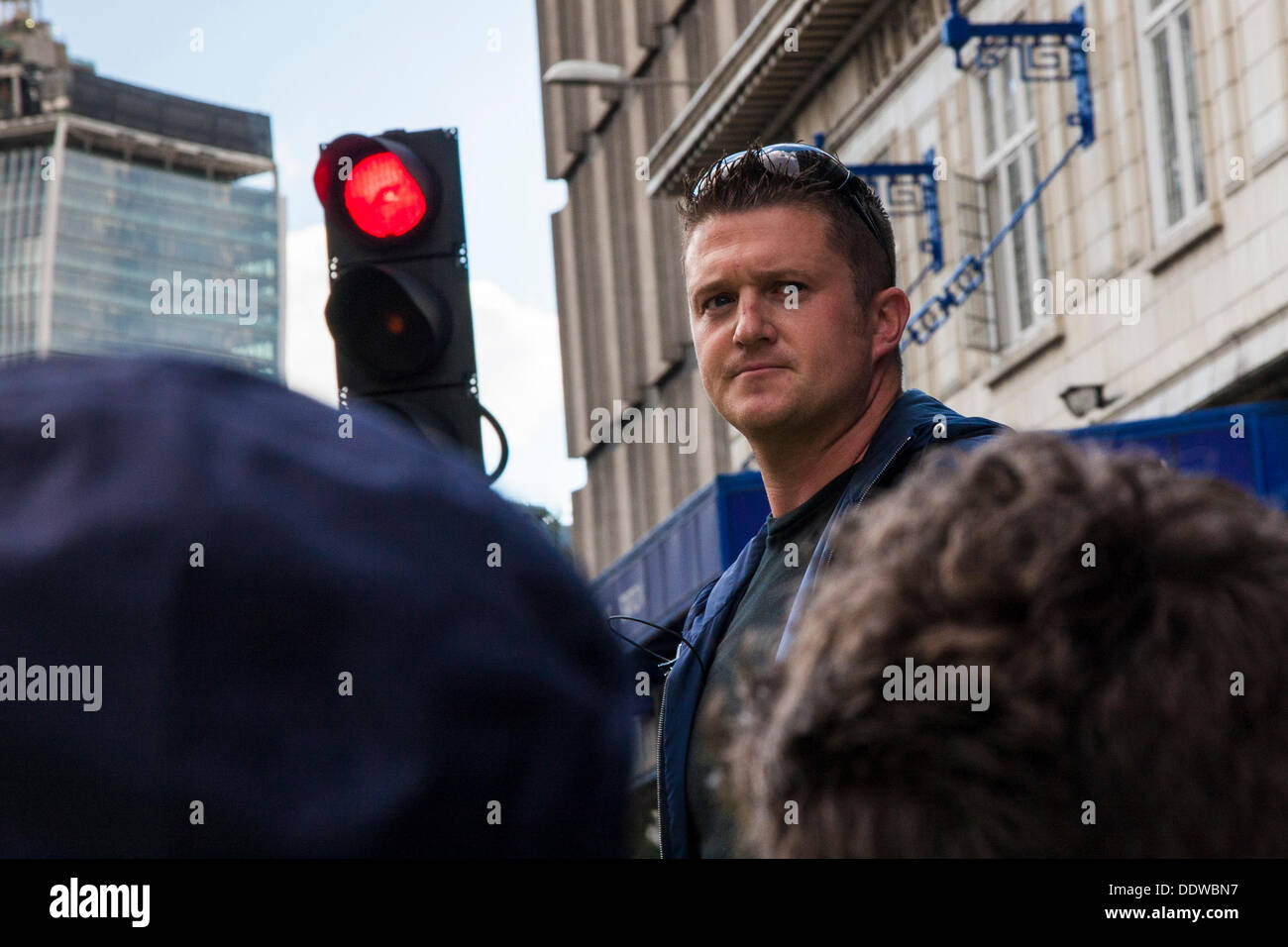 London, UK. 07. Sep, 2013. EDL-Führer Stephen Yaxley Lennon - Tommy Robinson - wie er die Menge Adressen, nachdem mehrere hundert Anhänger der English Defence League marschierten über die Tower Bridge, eine kurze Rallye außerhalb Aldgate Station am Rande des Borough of Tower Hamlets. Bildnachweis: Paul Davey/Alamy Live-Nachrichten Stockfoto