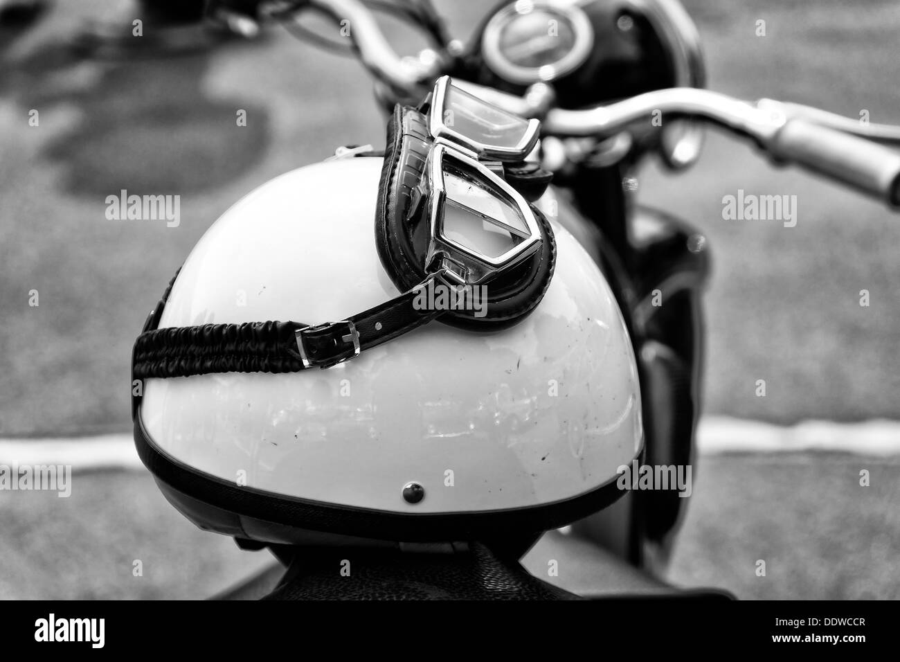Motorrad-Helm (schwarz und weiß) Stockfoto