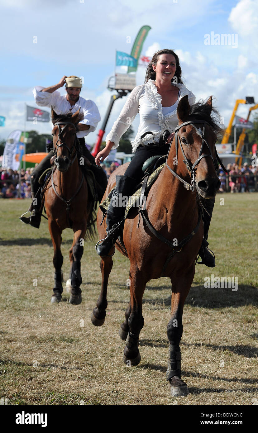 Dorset County Show, England, UK, The Devil's Horsemen Stuntteam, abgebildet sind zwei Pferde, die Joey in dem Film Schlachtross, 7. September 2013 spielte Bild von Geoff Moore/Dorset Media Service/Alamy Live News Stockfoto