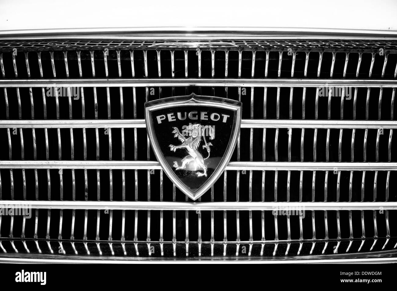 Peugeot car grill emblem -Fotos und -Bildmaterial in hoher