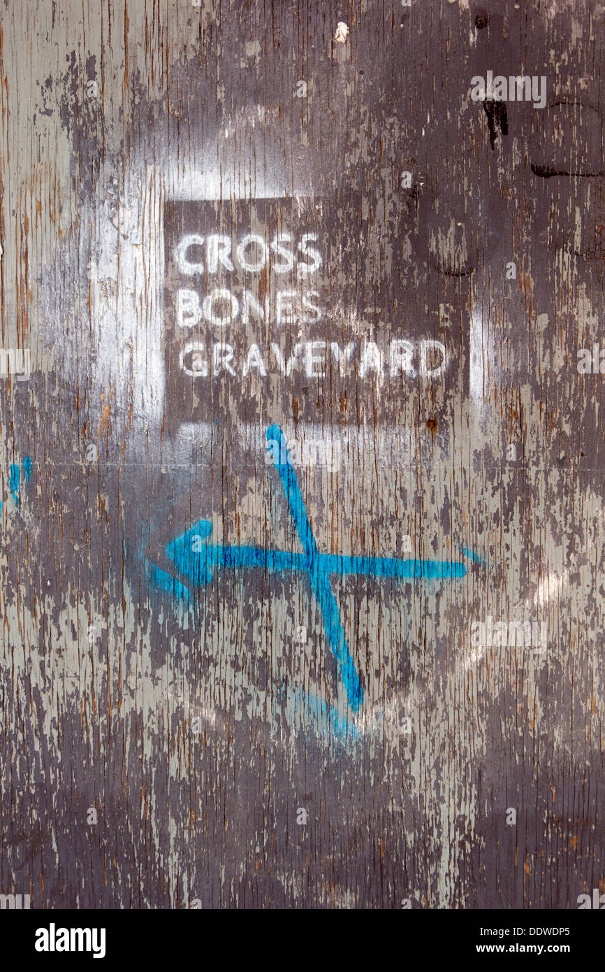 Graffiti bedeckt Tür zu Cross Bones Friedhof, Redcross Weg, Southwark, London, England, UK. Stockfoto