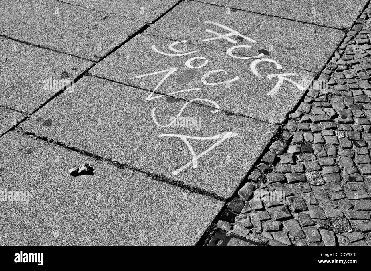 Anti-NSA Graffiti auf der Straße von Berlin Stockfoto