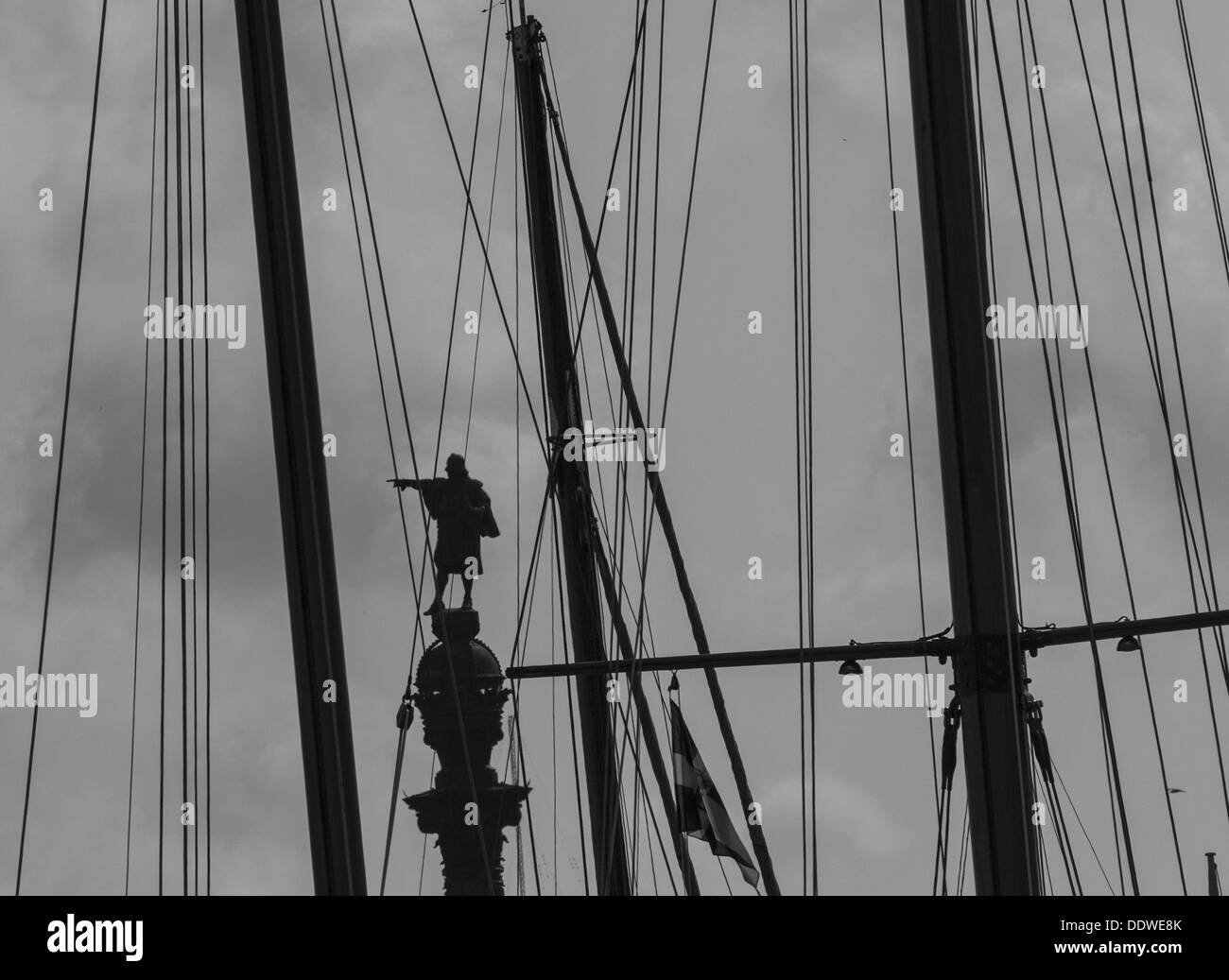 Eine Statue von Christopher Columbus in Richtung Horizont scheinen, zwischen vielen Masten. Stockfoto