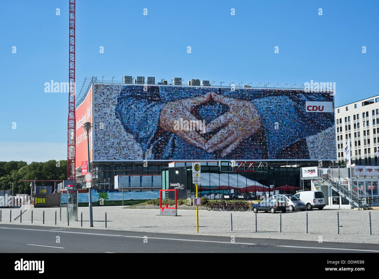 Großen Angela Merkel-Dreieck-Plakat in Berlin Stockfoto