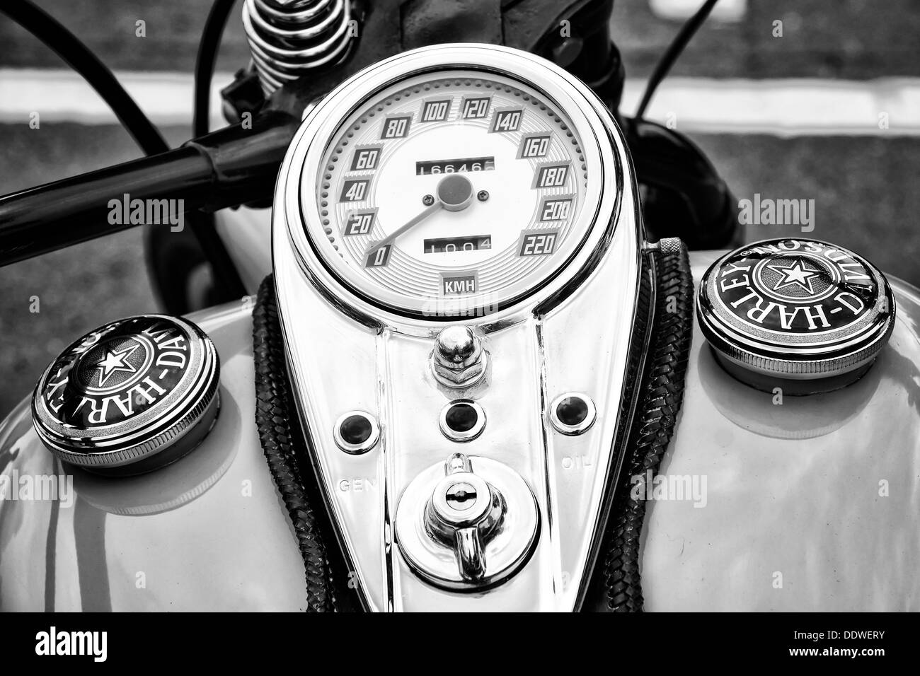 Das Armaturenbrett und Kraftstofftank decken Motorrad Harley-Davidson (Schwarzweiß) Stockfoto