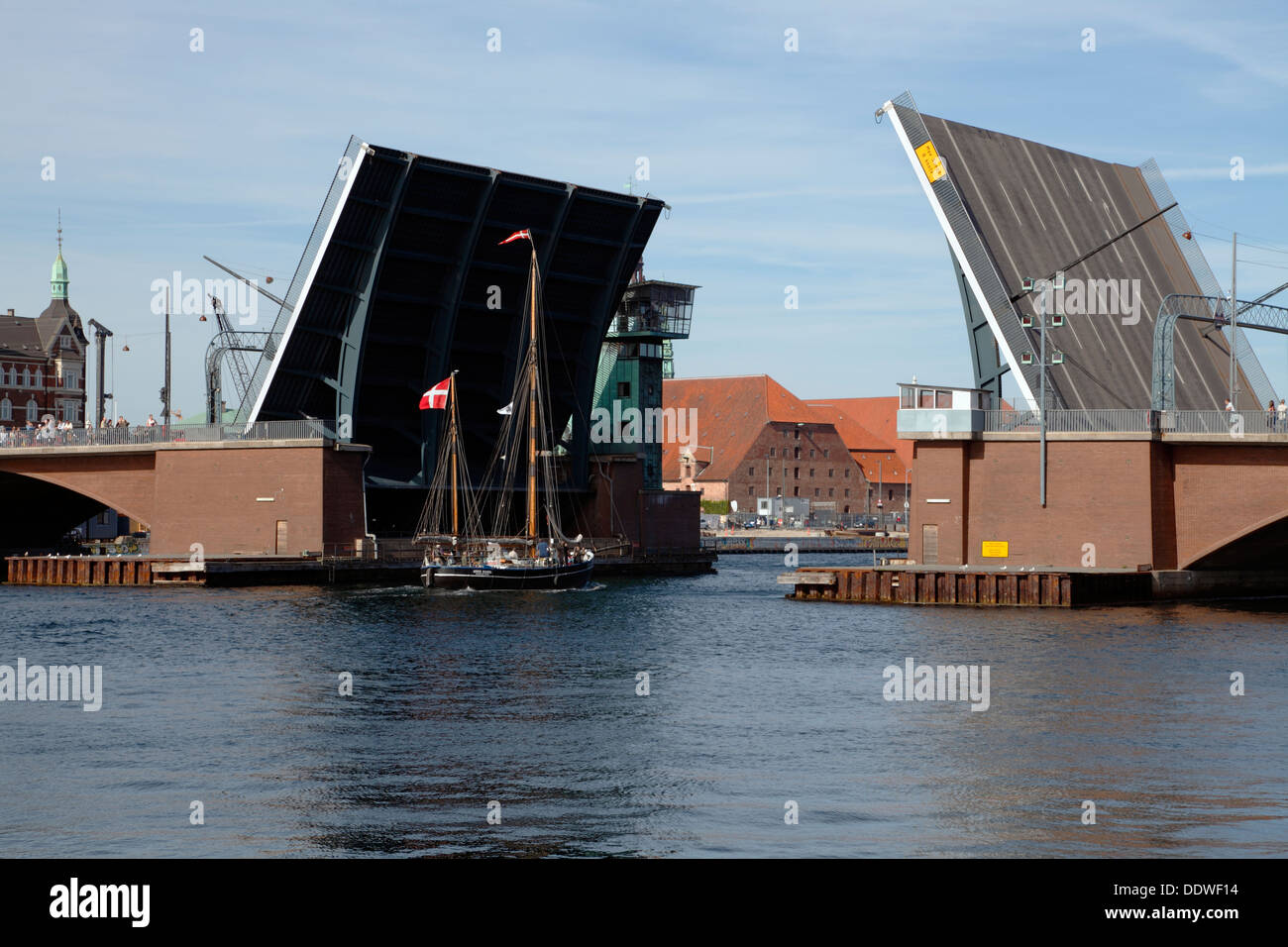 Die Galeassen Anne Marie durchläuft die offene Langebro Brücke im Hafen von Kopenhagen. Stockfoto