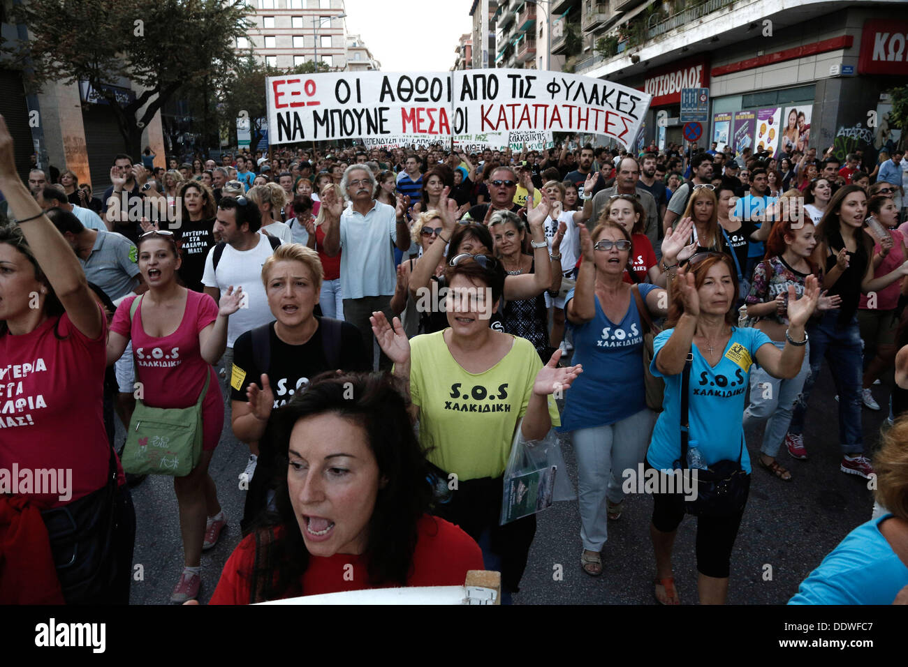 Thessaloniki, Griechenland. 07. Sep, 2013. Demonstranten rufen Parolen während einer Kundgebung in der nördlichen griechischen Hafen Thessaloniki gegen eine geplante Goldmine-Operation von kanadischen Firma Eldorado Gold Corp. in der Halbinsel von Chalkidiki, die sie behaupten, nicht wieder gutzumachenden Schaden für die Umwelt tun. Gewerkschaften und Oppositionsparteien demonstrierte in Thessaloniki anlässlich des 78. Thessaloniki International Fair öffnen, die in Anwesenheit von PM Antonis Samaras und andere Mitglieder der Regierung stattfand. Thessaloniki, Griechenland am 7. September 2013. Bildnachweis: Konstantinos Tsakalidis/Alamy Liv Stockfoto