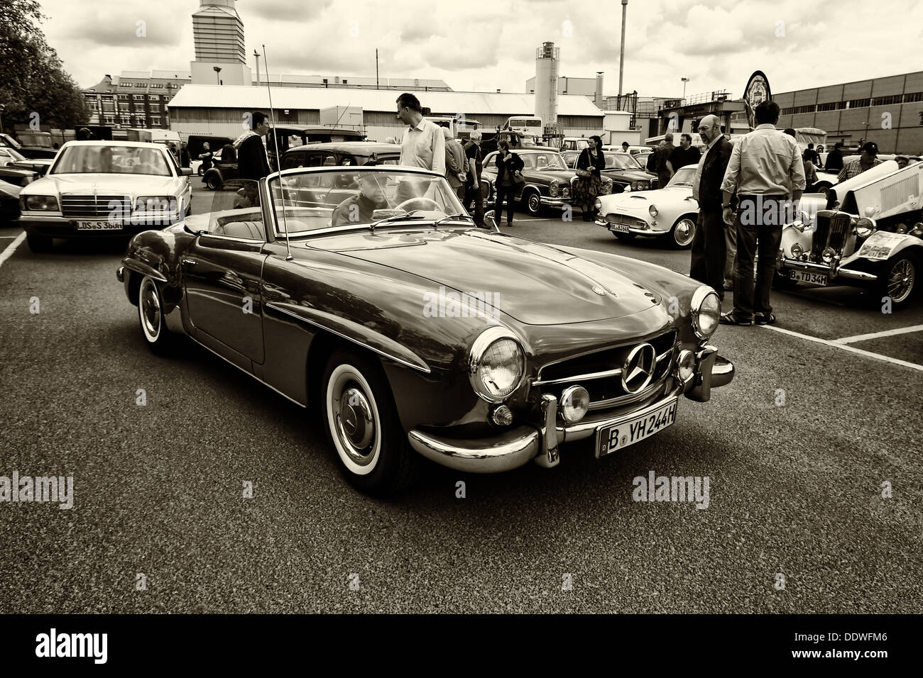 BERLIN - Mai 11: Auto Mercedes-Benz 190SL (Sepia), 26. Oldtimer-Tage Berlin-Brandenburg, 11. Mai 2013 Berlin, Deutschland Stockfoto