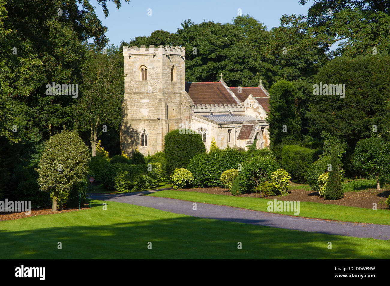 St. Michael und alle Engel-Kirche auf dem Gelände des Brodsworth Hall, Yorkshire. Stockfoto