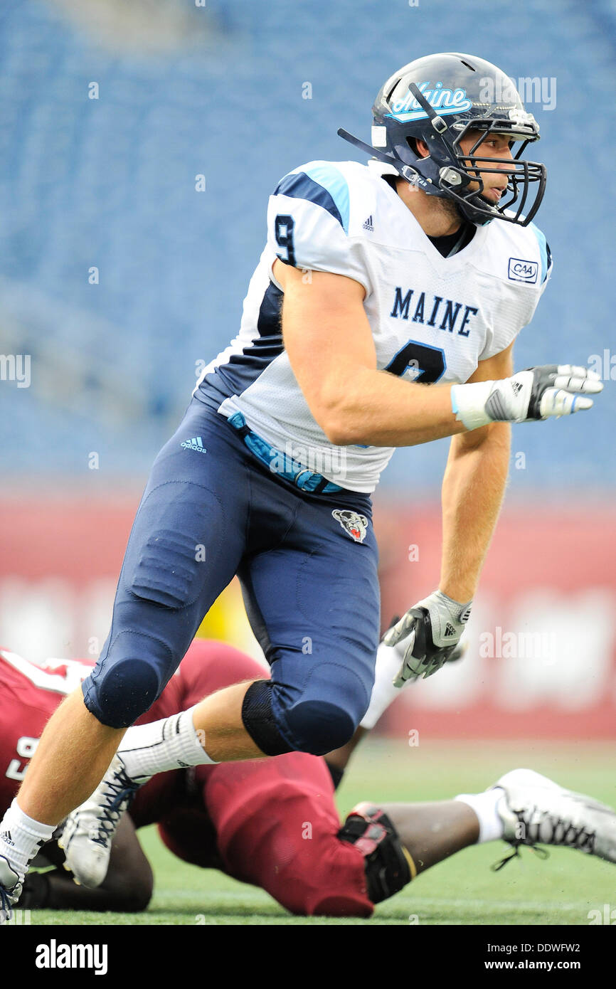 Foxborough, Massachusetts, USA. 7. September 2013. 7. September 2013 - Foxborough, Massachusetts, USA - Maine Black Bears defensive Lineman Michael Cole (9) bricht ein Angriff während der NCAA Division ich Football-Spiel zwischen den Maine Black Bears und der University of Massachusetts Minutemen statt im Gillette Stadium in Foxborough, Massachusetts. Maine Black Bears besiegen die University of Massachusetts Minutemen 24 bis 14 Eric Canha/CSM/Alamy Live News Stockfoto