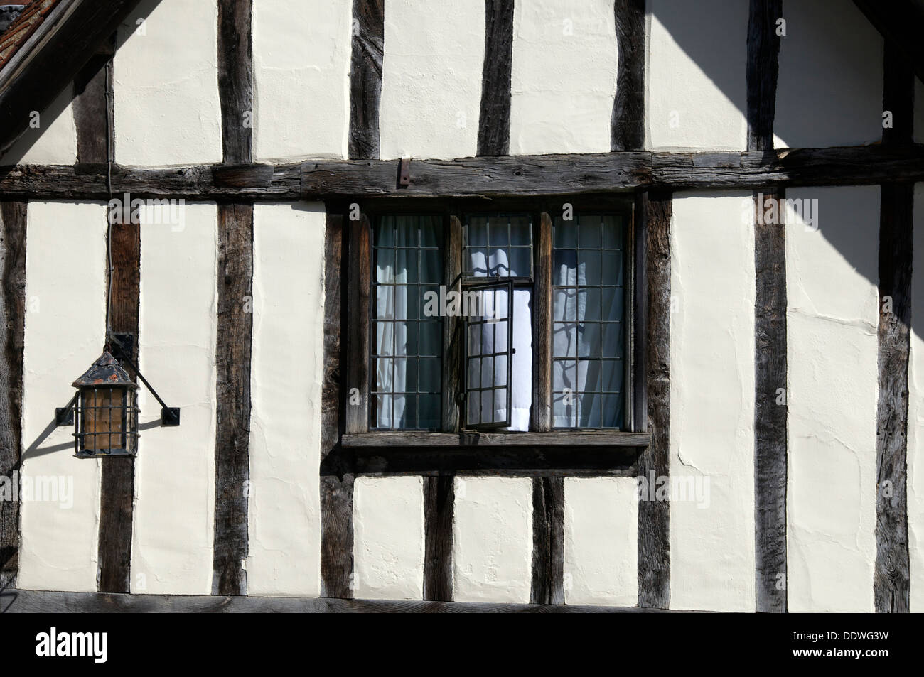 Fenster in Holz gerahmt Gebäude Lavenham Suffolk England Stockfoto