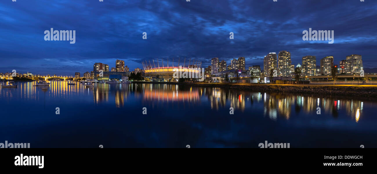Vancouver BC Kanada Innenstadt Skyline von False Creek am Abend blaue Stunde Panorama Stockfoto