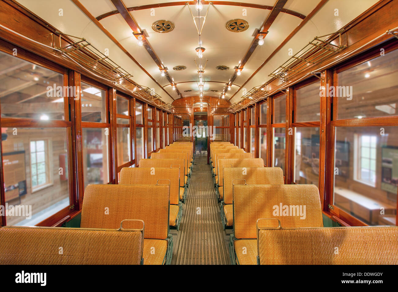 Alte historische restaurierte Straßenbahn Innenraum mit Holz Sitzbänke in Öffentlichkeit Nichtraucher Bereich Stockfoto