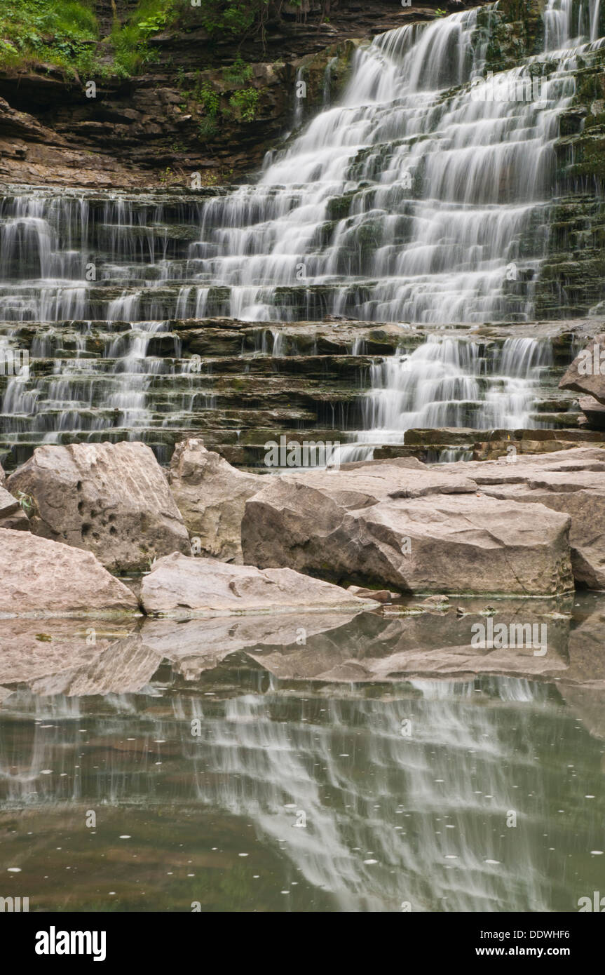 Malerische Wasserfall mit reflektierenden Pool und großen Felsbrocken Stockfoto