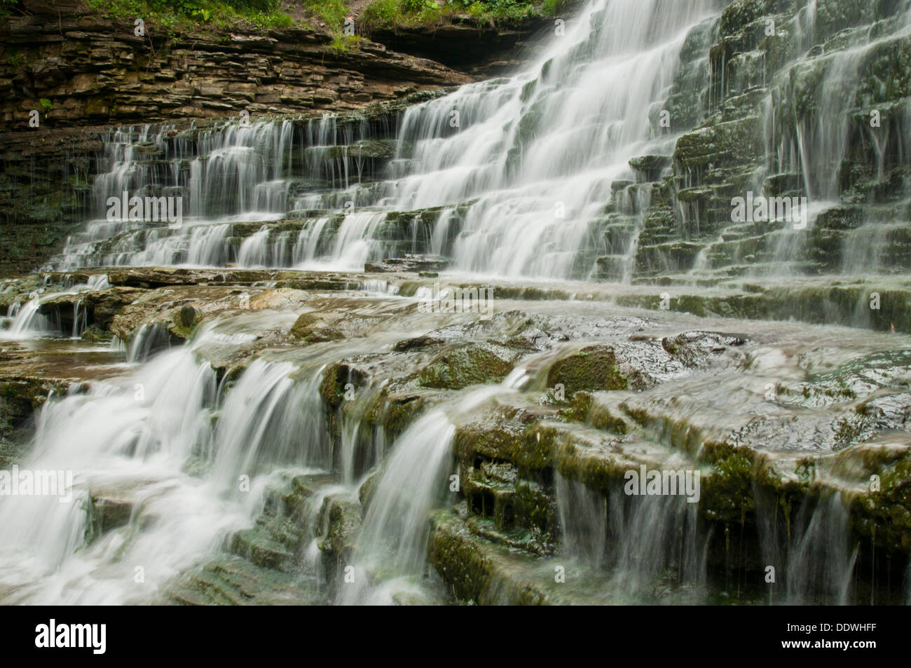 Vogelperspektive Ebene eine Kaskade Wasserfall in Hamilton, Ontario. Stockfoto