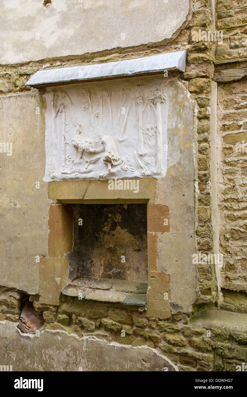 Ruinen von Hardwick Old Hall in Derbyshire mit Resten der dekorativen Putz Stockfoto