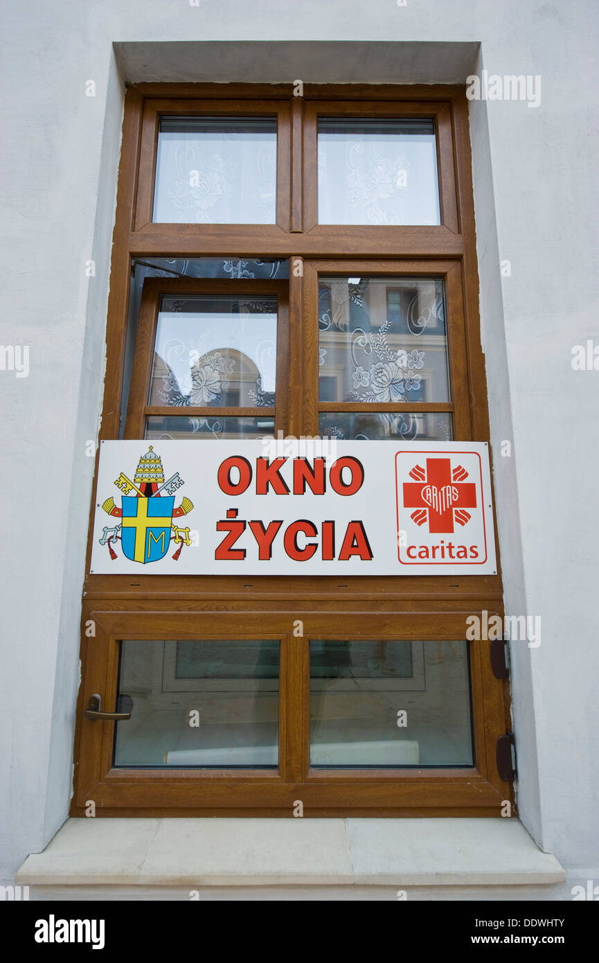 Babyklappe ("Okno życia" in polnischer Sprache) in Sandomierz, einer Stadt in Sandomierz, einer Stadt im Südosten Polens. Stockfoto