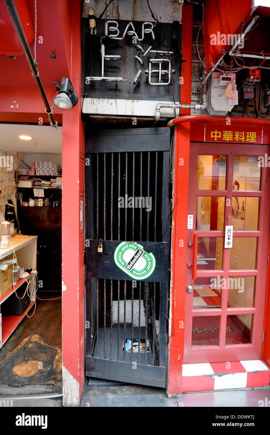 Der Eingang in einer Bar in Osaka, Japan. Stockfoto