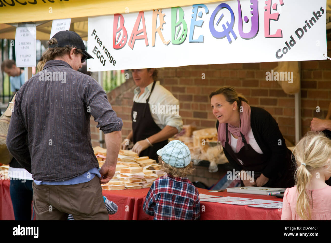 Australische Grundschule jährliche Fete und Karneval mit Eltern auf Barbeque-Stand bbq Kochen Essen, Sydney, Australien Stockfoto