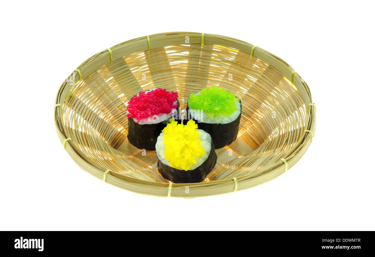 Mischen Sie Sushi-Rollen auf hölzernen Korb auf weißem Hintergrund Stockfoto