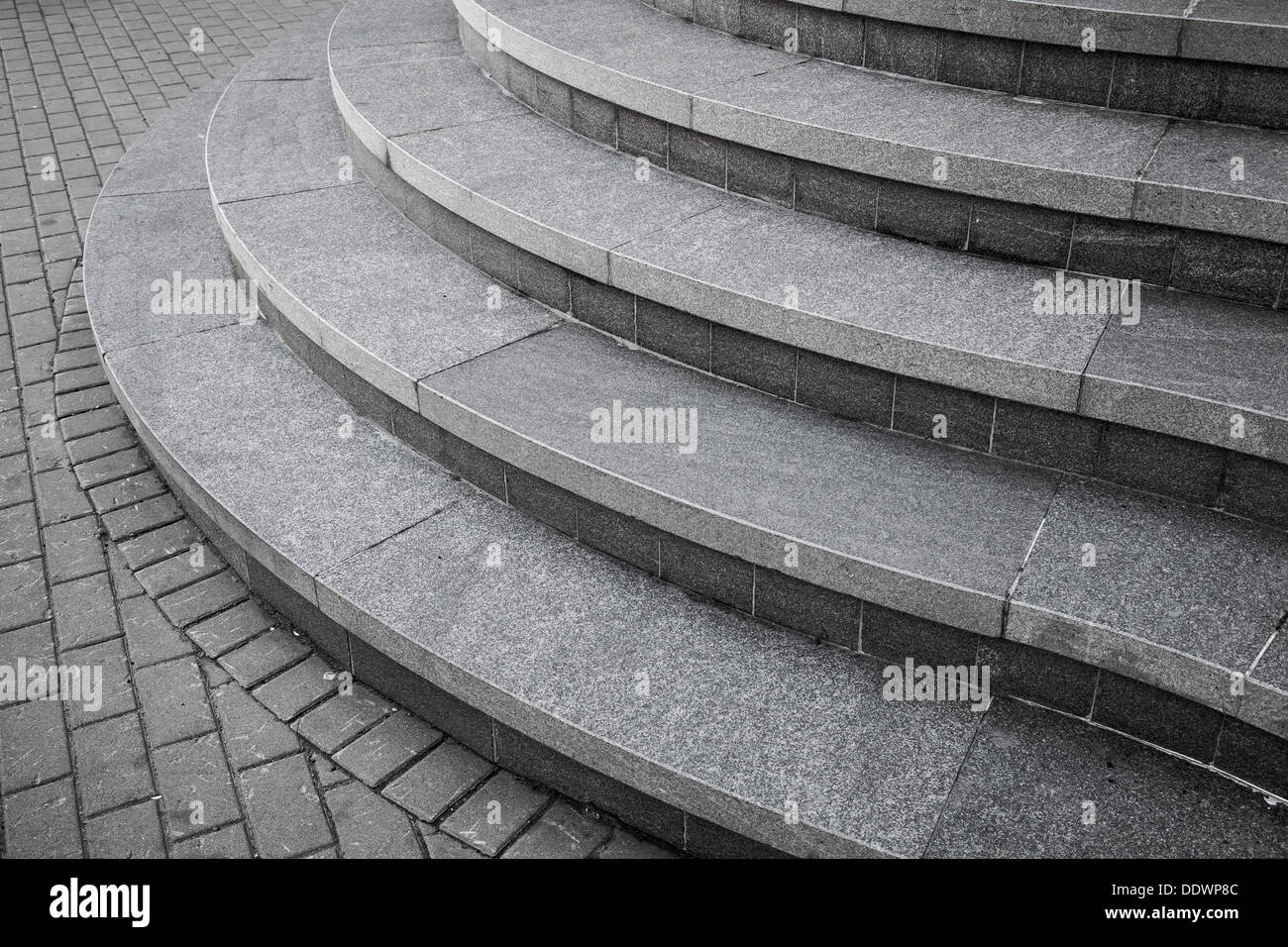 Gebogene modernen grauen Steintreppe in der Stadt Stockfoto