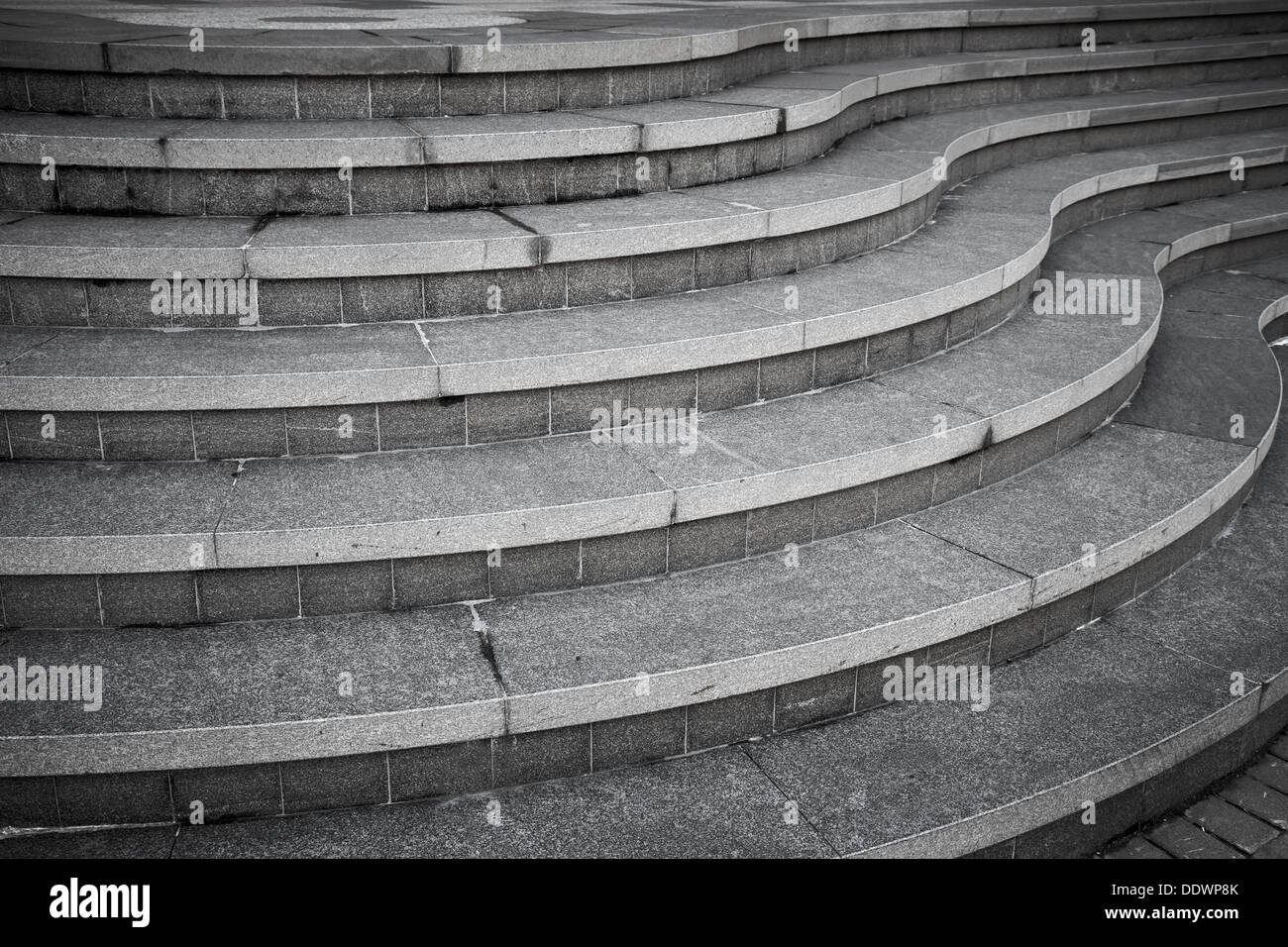 Sieben gebogen modernen grauen Stein Treppe in der Stadt Stockfoto