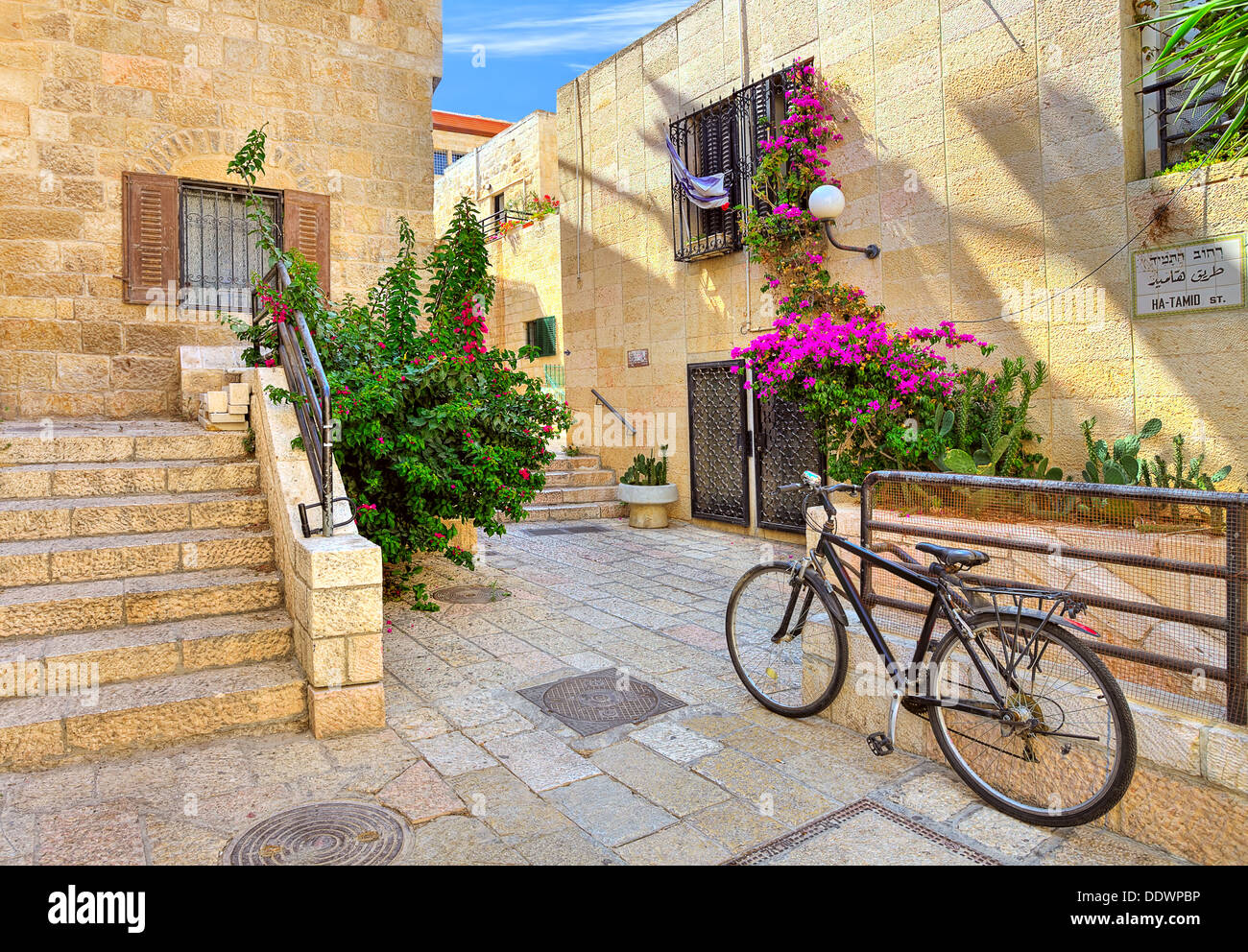Fahrrad auf schmalen Straße unter typischen stoned Häuser des jüdischen Viertels in alte Stadt von Jerusalem, Israel. Stockfoto